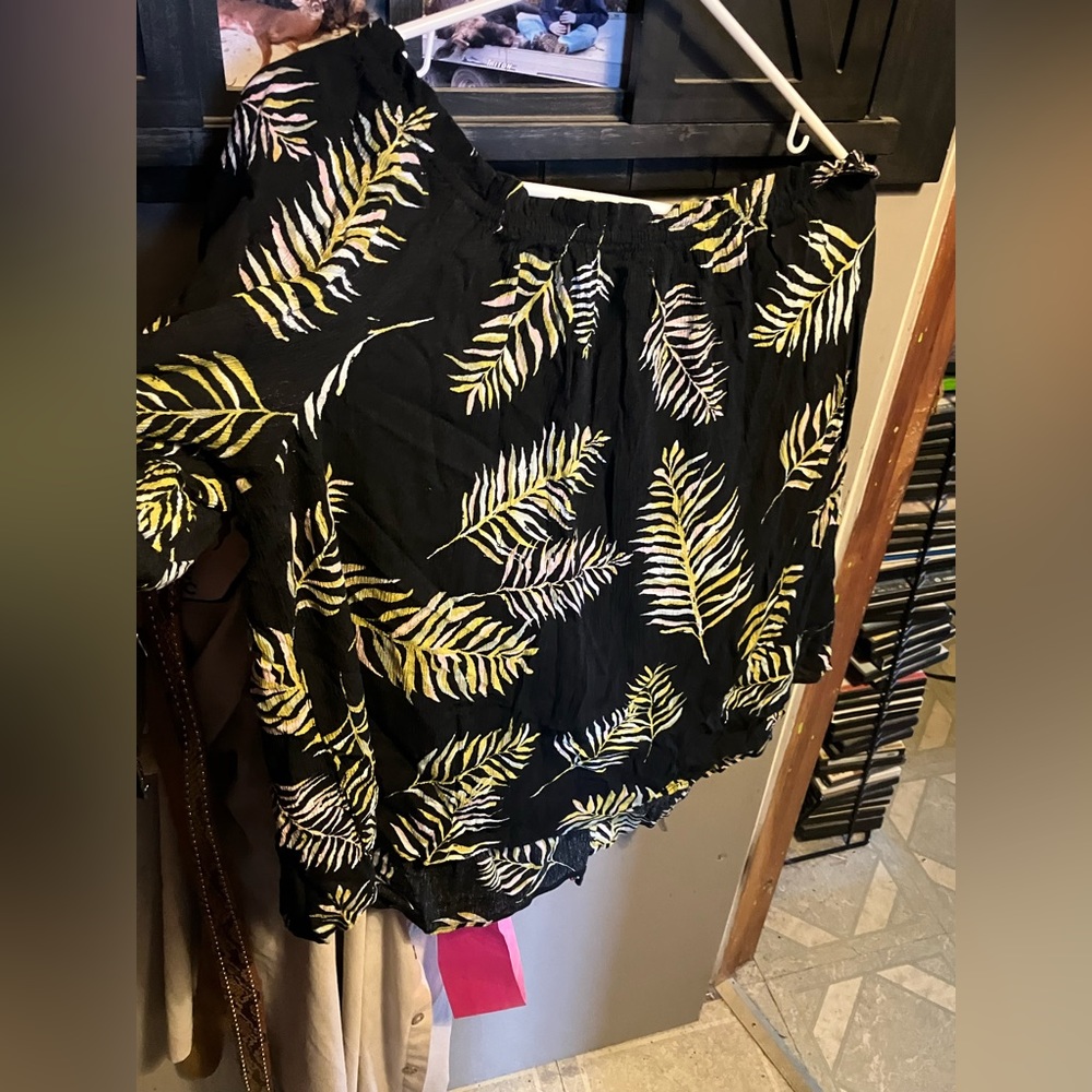 Off shoulder leaf patter shirt